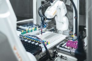 Roboter sortiert 3000 Blutproben am Tag