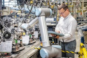 Cobots von Universal Robots verbessern Ergonomie in Opel-Werk