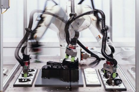 Mit künstlicher Intelligenz sollen Roboter das Montieren lernen