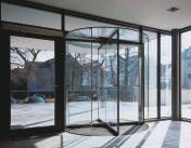 Ganzglas-Look für repräsentative Fassaden