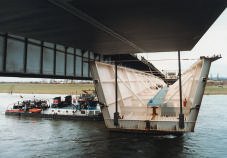 380 t schweres Segment in Elbebrücke eingepasst