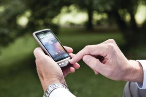Kommunikation: Mit dem Mobiltelefon persönliche Gegenstände bewachen