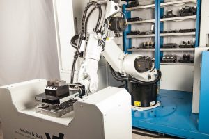 Modulare Zelle mit Kuka-Roboter rüstet Werkzeugmaschinen