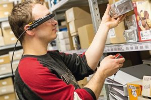 Datenbrille erleichtert Gehörlosen die Arbeit in der Lagerlogistik