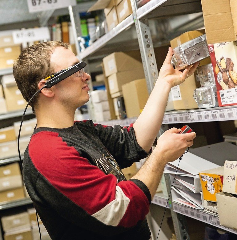 Datenbrille erleichtert Gehörlosen die Arbeit in der Lagerlogistik