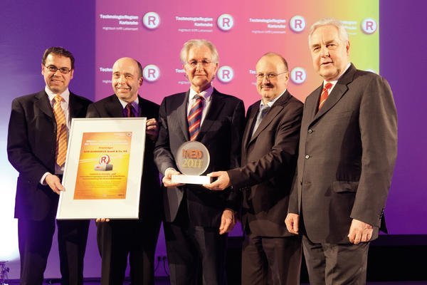 Induktives Ladesystem für Elektrofahrzeuge gewinnt Innovationspreis NEO 2011