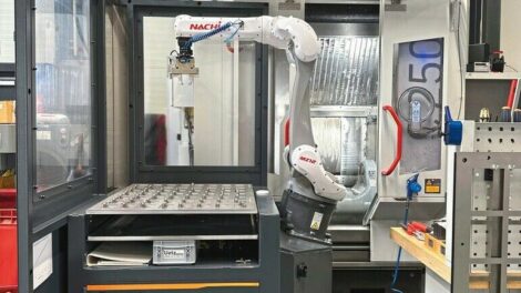 Lohnfertiger automatisiert Bestandsmaschine mit Roboterzelle der Hoffmann Group