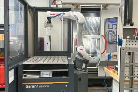 Lohnfertiger automatisiert Bestandsmaschine mit Roboterzelle der Hoffmann Group