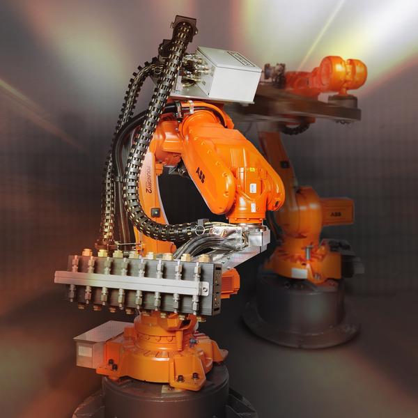Roboter-Duo bringt Pressen-Monstrum auf Trab