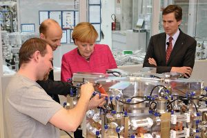 Kanzlerin Merkel besucht Maschinenbauer Trumpf
