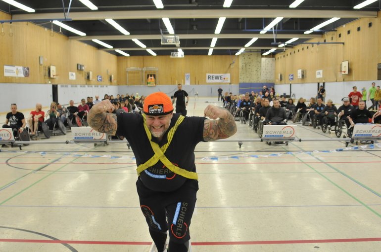 Schierle unterstützt Weltrekord mit 96 Rollstuhlfahrern