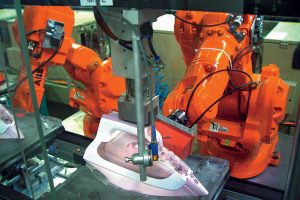 Bügeleisen aus Roboterhand