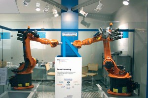 Zwei Roboter formen Blechteile ohne spezielle Werkzeuge