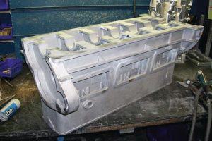 Oldtimer-Motor aus dem Pulverbett