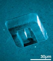 Feine Elektrode ätzt Mikro-Strukuren ins Bauteil