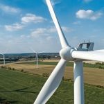 Close-up_of_Wind_Turbine_-_Windfarm_in_Horizon