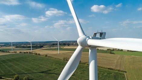 Close-up_of_Wind_Turbine_-_Windfarm_in_Horizon