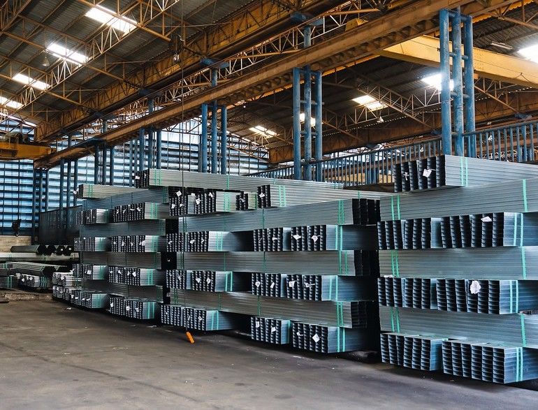 high_quality_Galvanized_steel_pipe_or_Aluminum_and_chrome_stainless_pipes_in_stack_waiting_for_shipment__in_warehouse