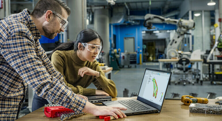 Autodesk_employees_collaborating_at_the_Autodesk_Boston_Technology_Center_in_Boston,_MA._Fusion_360_is_on_the_laptop_screen.