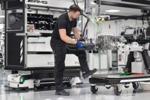 Digitale Handarbeit bei der Produktion des neuen Mercedes-AMG