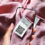 Foto:_Über_den_Scan_eines_QR-Codes_kann_zukünftig_der_jeweilige_digitale_Produktpass_aufgerufen_werden_und_weiterführende_nachhaltigkeitsrelevante_Informationen_zum_Produkt_liefern_(Quelle:_GS1)