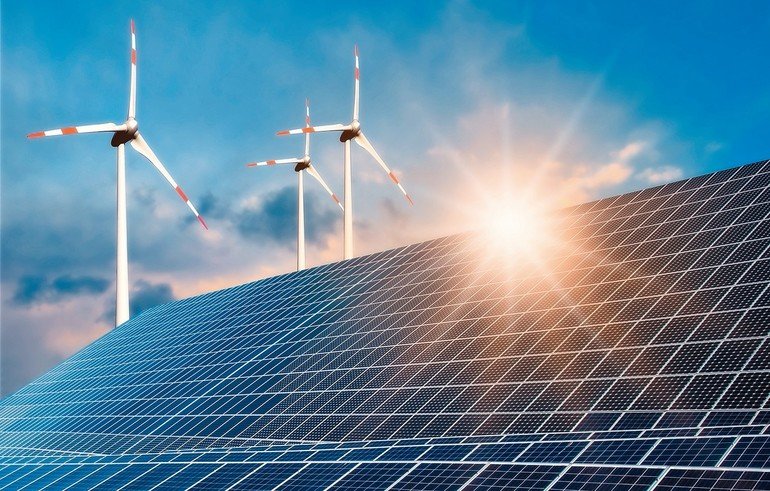 Photovoltaikanlage_und_Windkraftanlage_mit_strahlender_Sonne
