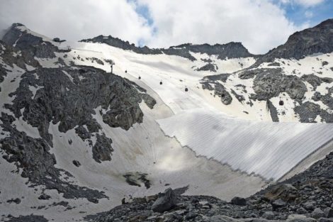 Gletscherschutzvlies soll das Ökosystem der Berge schützen