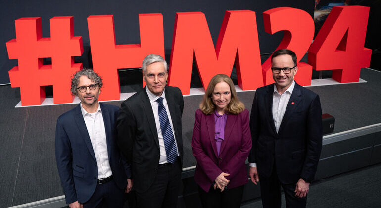 Hannover_Messe_Preview_2024,_Halle_19,_Saal_New_York

Von_links_nach_rechts:_Dr._Fabian_Bause,_Produktmanager,_Beckhoff_Automation_GmbH_&_Co._KG;_
Per_Niederbach,_Stellvertretender_Vorstandsvorsitzender_und_Leiter_Handel_&_Investition,_Innovation_Norway;_E._Laila_Stenseng,_Botschafterin_des_Königreichs_Norwegen_in_Deutschland;_Dr._Jochen_Köckler,_Vorsitzender_des_Vorstandes,_Deutsche_Messe_AG,_Hannover