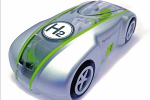 Ein Spielzeugauto mit Wasserstoff und Brennstoffzelle