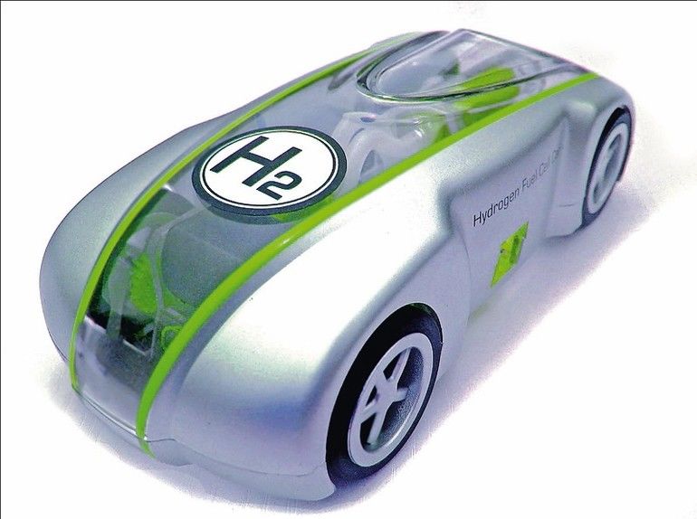 Ein Spielzeugauto mit Wasserstoff und Brennstoffzelle