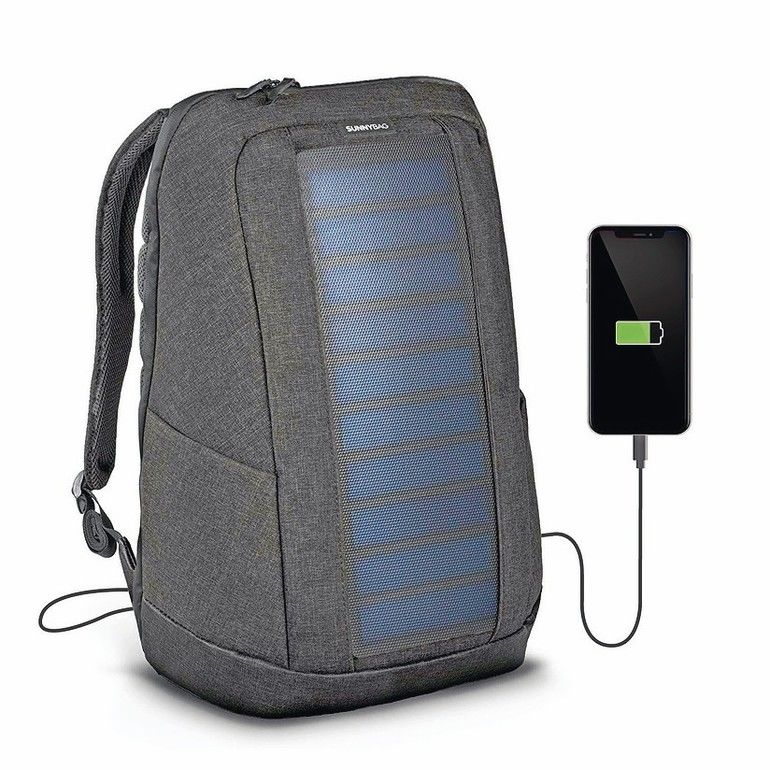 Ein Rucksack lädt Smartphones durch Solarenergie