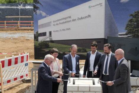 Fraunhofer IWU legt Grundstein für Forschungszentrum zu Kognitiven Produktionssystemen