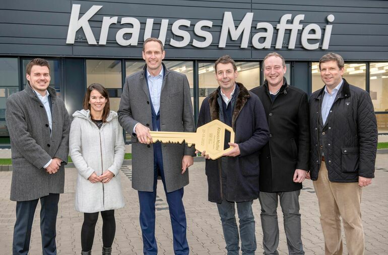 KraussMaffei empfängt Schlüssel für neues Werk und neue Zentrale