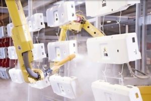 In der Lackiertechnik halten Roboter Einzug