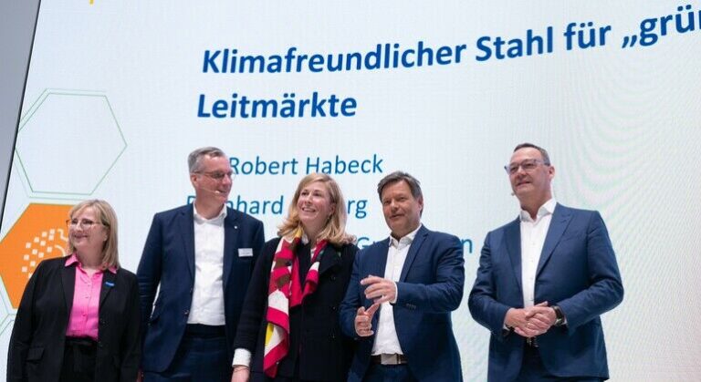 _Ehrenamtlicher_Präsident_der_Wirtschaftsvereinigung_Stahl,__Robert_Habeck,_Vizekanzler,_Bundesminister_für_Wirtschaft_und_Klimaschutz,_Dr._Anne-Marie_Großmann,_Geschäftsführung_der_Georgsmarienhütte_Holding_GmbH,_
Gunnar_Groebler,_Vorstandsvorsitzender,_Salzgitter_AG_und_Sandra_Gerhartz,_Geschäftsführerin_von_TÜV_NORD_CERT
_