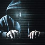 Hacker_an_Tastatur_mit_Binärcode,_Spionage_und_Cyberkriminalität,_Darknet_und_Sicherheit