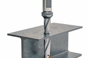 Schneidplatten-Werkzeug bohrt Stahlträger prozesssicher