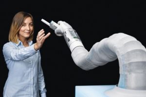 Cobot von Festo nutzt pneumatische Roboterhand zur Mensch-Roboter-Kollaboration