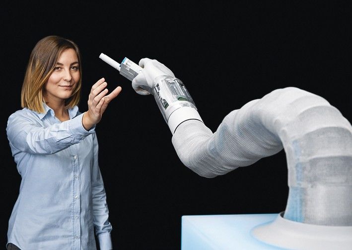 Cobot von Festo nutzt pneumatische Roboterhand zur Mensch-Roboter-Kollaboration