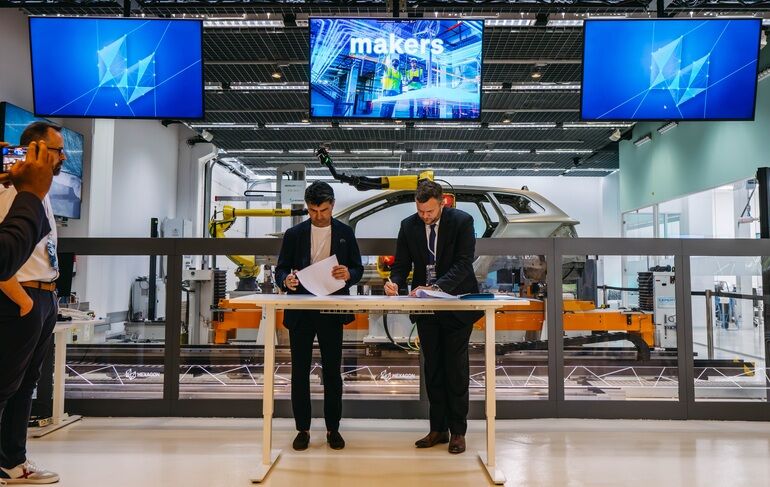 SEAT transformiert Fertigungseffizienz mit Digital Twin von Hexagon