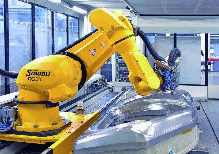 Roboter von Stäubli sind für die Metallbearbeitung konstruiert