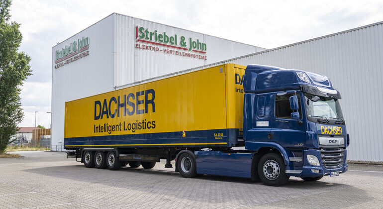 Der_neue_Dachser-E-Truck_kommt_täglich_für_Lieferungen_und_Abholungen_bei_Striebel_&_John_in_Sasbach_vorbei