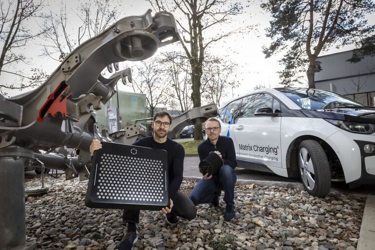 TU_Graz,_Ladestation_für_E-Autos_in_Zügen,_Armin_Buchroithner_(l.),_Institut_für_Elektrische_Messtechnik_und_Sensorik,_und_Peter_Brunnhofer,_Institut_für_Betriebsfestigkeit_und_Schienenfahrzeugtechnik