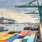 Beladene_Schiffe_im_Hafen_von_Antwerpen_am_Containerterminal_mit_automatischen_Kränen;_Ausfuhren_im_Maschinen-_und_Anlagenbau_im_ersten_Halbjahr_nominal_um_4,8_%_niedriger_als_im_Vorjahr