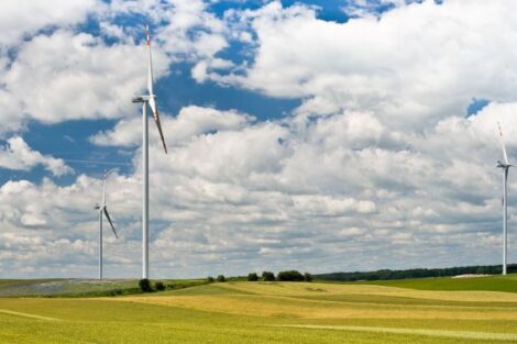 Iqony bietet energieintensiven Unternehmen spannende Leistungspakete für grünen Strom