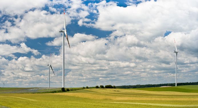 Iqony bietet energieintensiven Unternehmen spannende Leistungspakete für grünen Strom